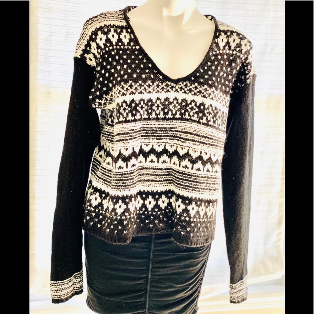 Aeropostale XL B&W sweater - good condition